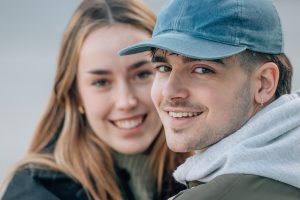 Kuvituskuja, jossa kaksi nuorta henkilöä