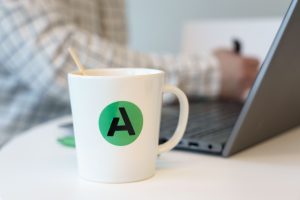 A-kassan kahvikuppi pöydällä