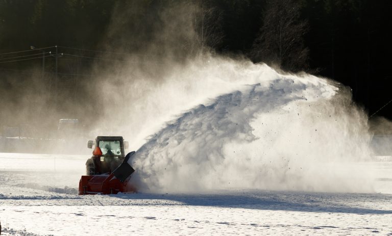 Traktori auraa lunta.