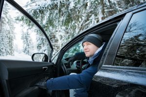 Mies katsoo autosta ulos