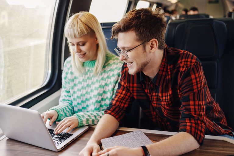 Kaksi henkilöä junassa