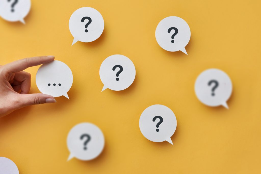 Kuvassa on kysymysmerkkejä puhekuplissa