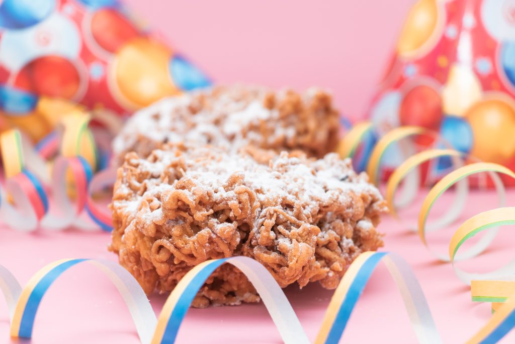 Kuvassa perinteinen suomalainen vappuleivonnainen, tippaleipä. Kuvassa näkyy myös serpentiiniä, mikä on vappukoriste.