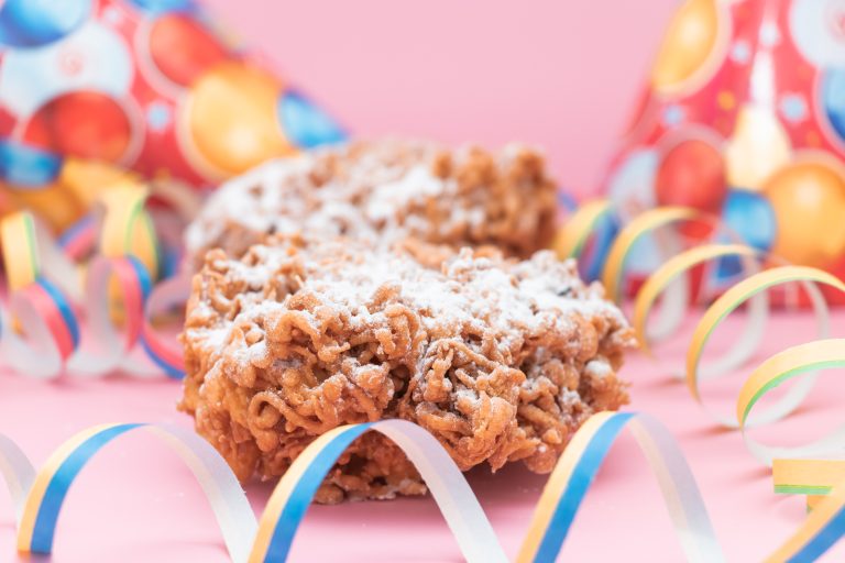 Kuvassa perinteinen suomalainen vappuleivonnainen, tippaleipä. Kuvassa näkyy myös serpentiiniä, mikä on vappukoriste.