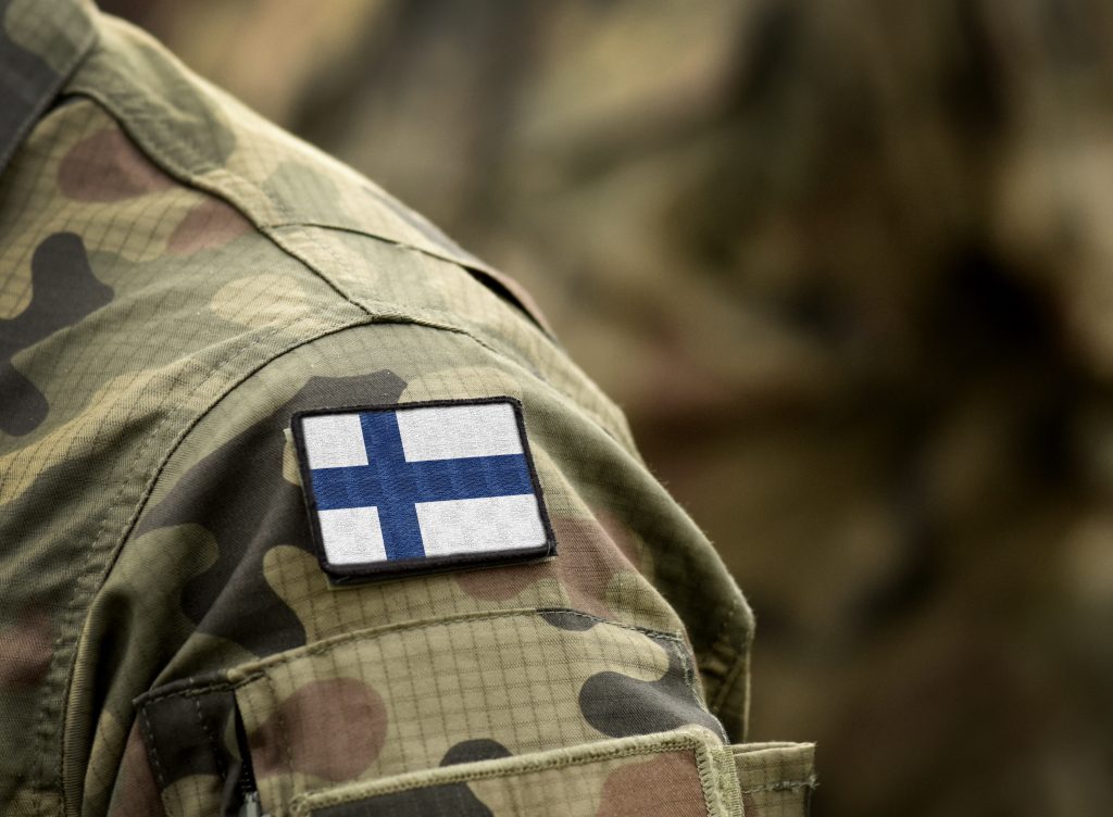 Suomen lippu varusmiehen takin olkapäässä.