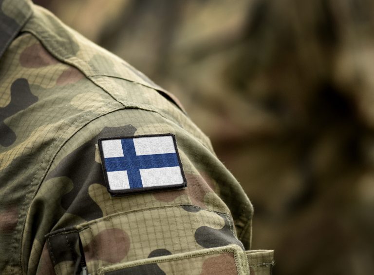Suomen lippu varusmiehen takin olkapäässä.